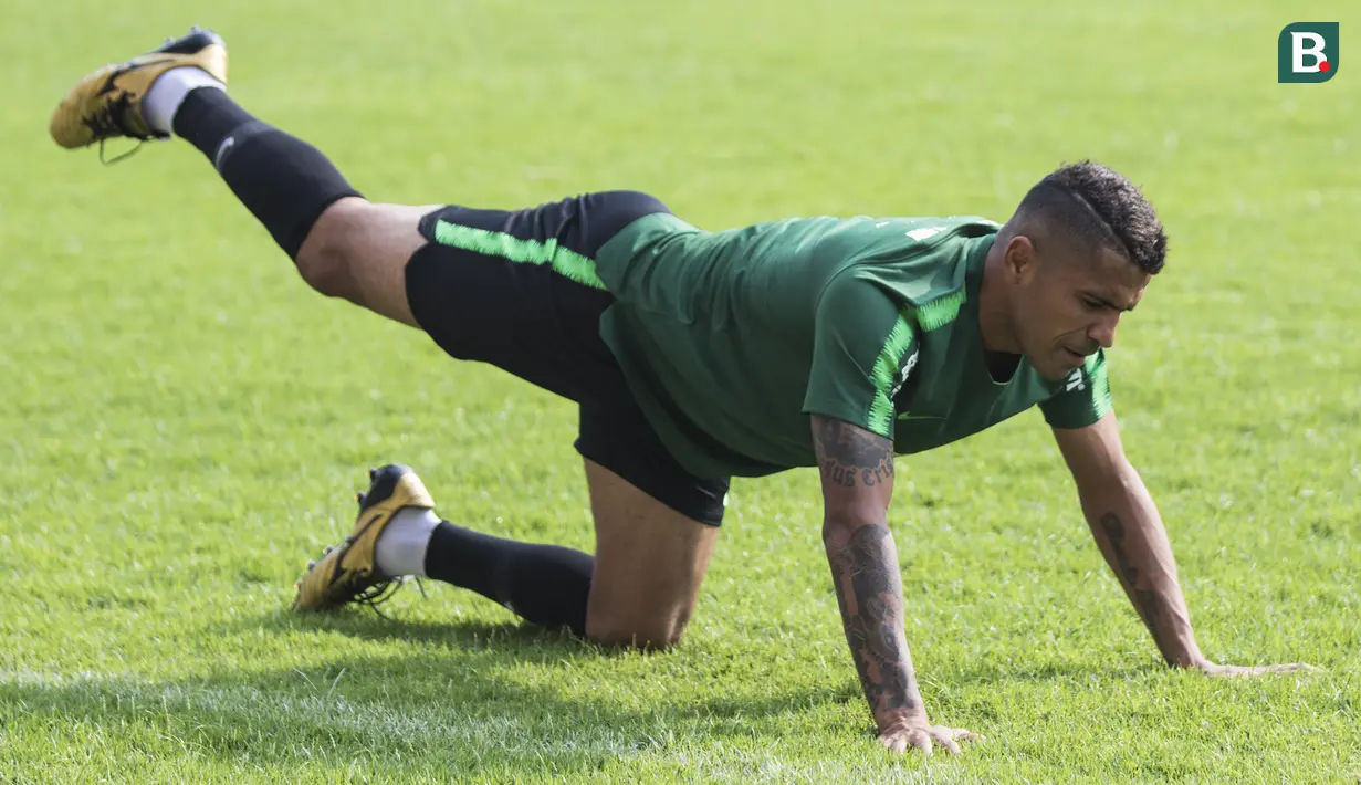 Striker Timnas Indonesia, Beto Goncalves, melakukan pemanasan saat latihan di Stadion Wibawa Mukti, Jawa Barat, Selasa (6/11). Latihan ini merupakan persiapan jelang Piala AFF 2018. (Bola.com/Vitalis Yogi Trisna)