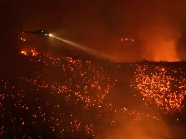 Sebuah halikopter saat mencoba memadamkan api pada kebakaran hutan yang terjadi di Calabasas , California , AS , 4 Juni 2016. Api yang membakar hutan California mempunyai julukan Old Fire.( REUTERS / Gene Blevins)