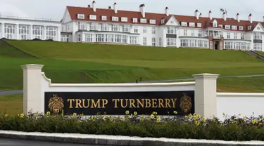 Pemandangan eksterior hotel di Golf Resort Trump Turnberry milik Donald Trump di Skotlandia, Inggris, 13 Juni 2016. Donald Trump akan bertandang ke Inggris untuk meresmikan lapangan golf mewahnya tersebut pada 24 Juni waktu setempat. (REUTERS/Tom Bergin)