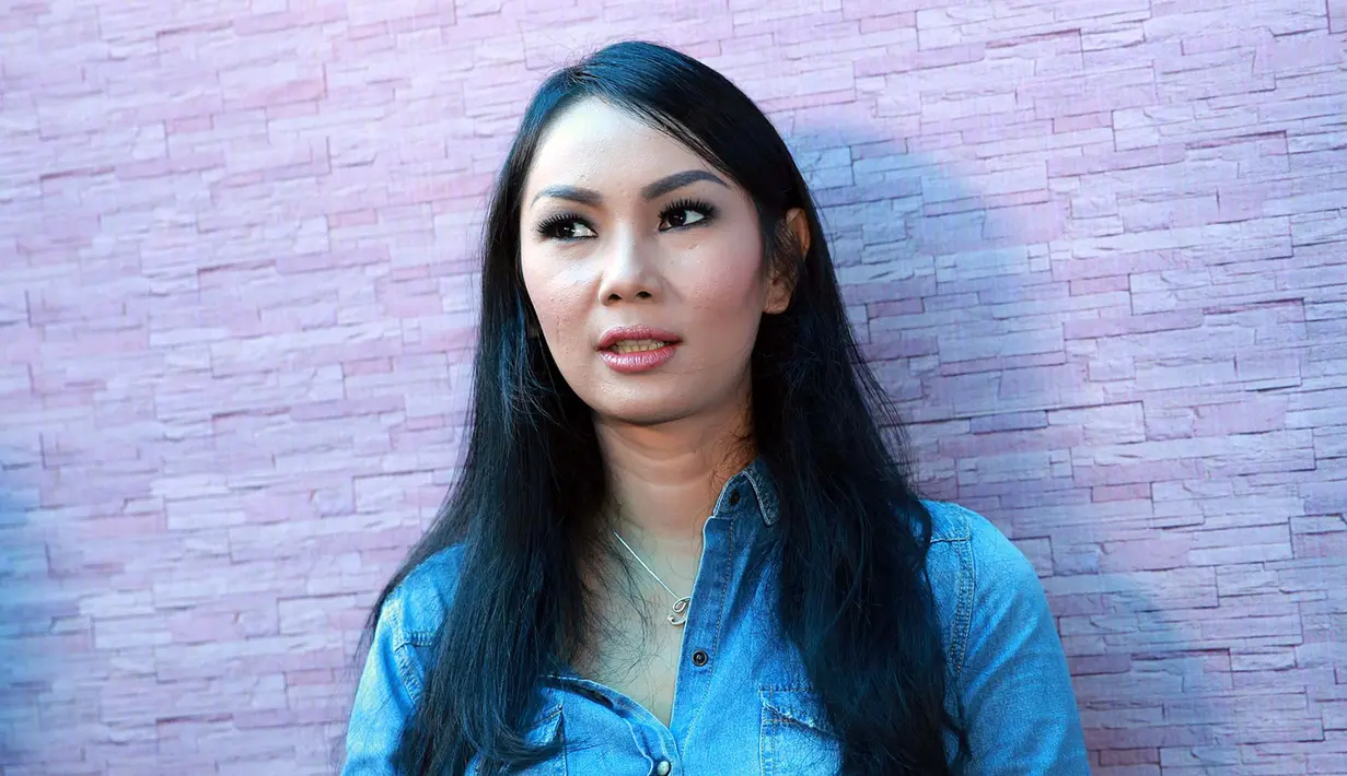 "Alhamdulilah saya cocok banget ya. Sama-sama bisa mengerti sifat satu sama lain. Yang penting dia bisa ngerti gimana pas saya moody," ujar Kalina Oktarani di kawasan Tendean, Jakarta Selatan, Jumat (5/8). (Deki Prayoga/Bintang.com)