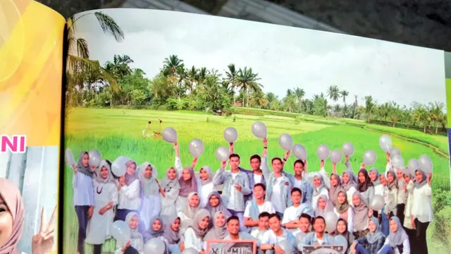 Foto Buku Tahunan Sekolah di Tempat Kece, Hasil Potretnya Malah Bikin Geleng Kepala