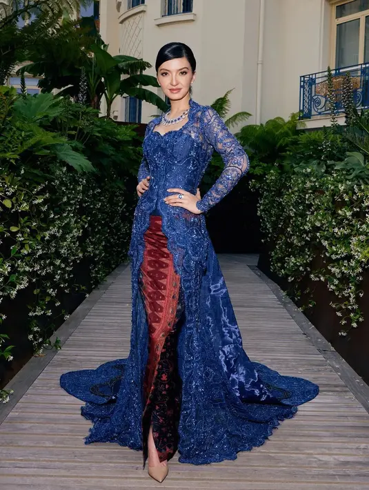 Tak ingin meninggalkan identitasnya sebagai orang Indonesia di festival film dunia, Raline hadir dalam balutan kebaya di premiere film Firebrand, Minggu [21/5].