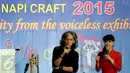 Dua selebriti, Fariz RM (kiri) dan Julia Perez tampil memberikan testimony pada pembukaan Napi Craft 2015 di Jakarta, Senin (12/21/2015). Napi Craft 2015 merupakan pameran kreativitas warga binaan lembaga pemasyarakatan. (Liputan6.com/Helmi Fithriansyah)