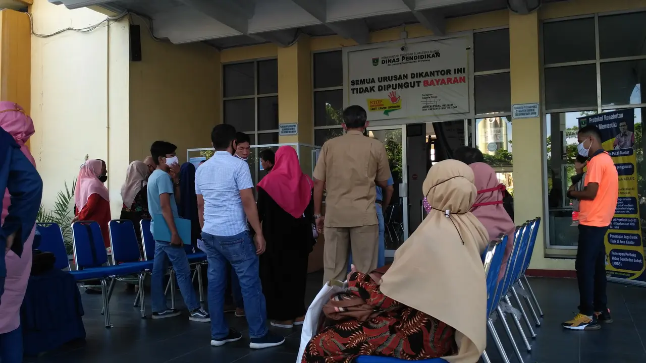 Orangtua calon siswa mendatangi Dinas Pendidikan Sumbar, mereka memprotes penerapan sistem zonasi jarak terdekat pada PPDB jenjang SMA 2020. (Liputan6.com/ Novia Harlina)