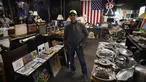 Mantan pekerja sanitasi, Nelson Molina berada di galerinya “Treasure in the Trash”, New York, 27 Februari 2016.  Koleksi di lantai dua garasi sanitasi East Harlem ini dikumpulkan selama 33 tahun dan sepenuhnya terdiri dari barang buangan (Don Emmert/AFP)