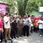 Wakil Gubernur DKI terpilih Sandiaga Uno menyapa warga di Kecamatan Johar Baru. (Rezki Apriliya Iskandar/Liputan6.com)
