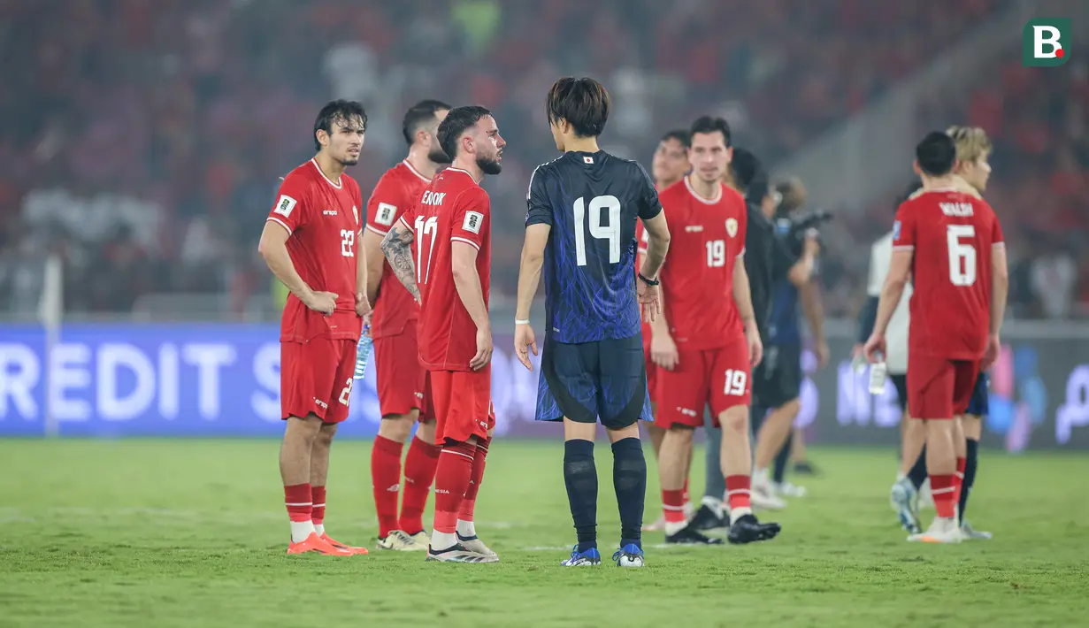 <p>Pemain Timnas Indonesia, Calvin Verdonk (ketiga kiri) berbincang dengan pemain Jepang, Yukinari Sugawara (kanan) setelah laga lanjutan putaran ketiga Grup C Kualifikasi Piala Dunia 2026 di Stadion Utama Gelora Bung Karno (SUGBK), Senayan, Jakarta, Jumat (15/11/2024). (Bola.com/Bagaskara Lazuardi)</p>