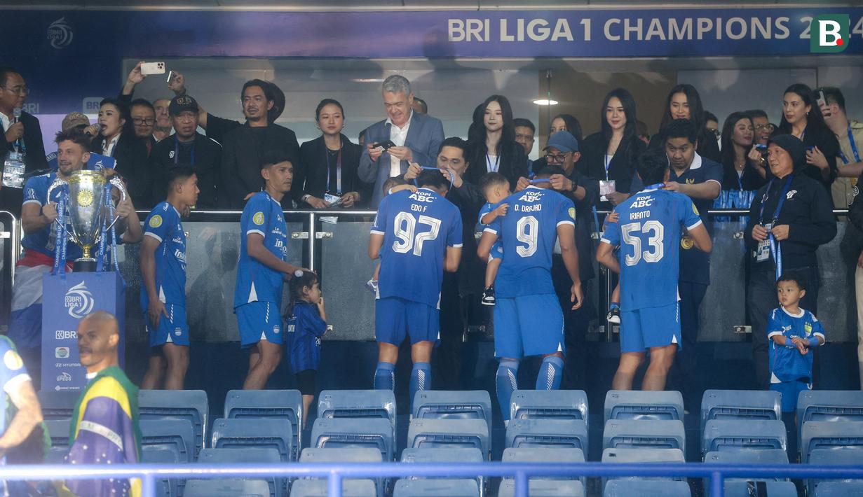 Pemain Persib Bandung mendapat medali saat pesta juara BRI Liga 1 2024/2025 di Stadion Gelora Bandung Lautan Api, Sabtu (24/5/2025) sore WIB. (Bola.com/M Iqbal Ichsan)