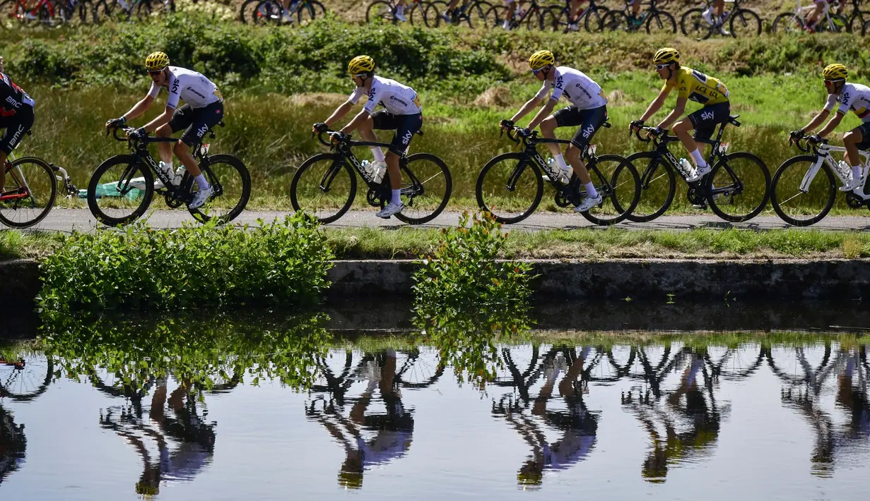 Refleksi pebalap Tour de France pada etape kelima dengan jarak 160,5 km antara Vittel dan La Planche des Belles Filles, (5/7/2017). (AFP/Philippe Lopez)