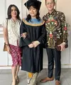Tidak hanya Andhika dan Ussy yang menarik perhatian, tapi juga Amel yang baru saja wisuda. Amel tampak anggun dan menawan di momen bersejarahnya. [Instagram/ussypratama]