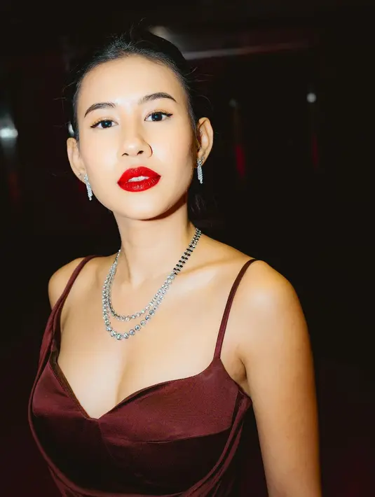 Pesona menyala Shenina Cinnamon kian bold dengan lipstik merah dan modern updo [@sheninacinnamon]