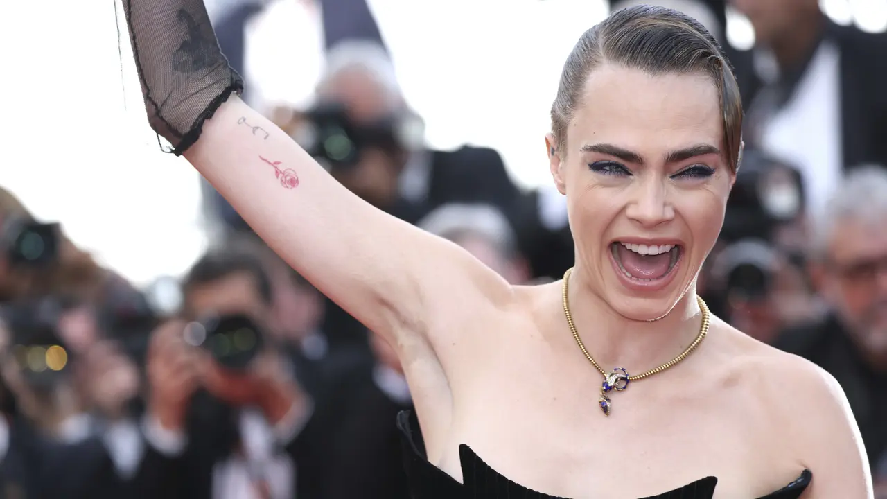 Cara Delevingne Tampil Memesona Kenakan Gaun Hitam di Festival Film Cannes