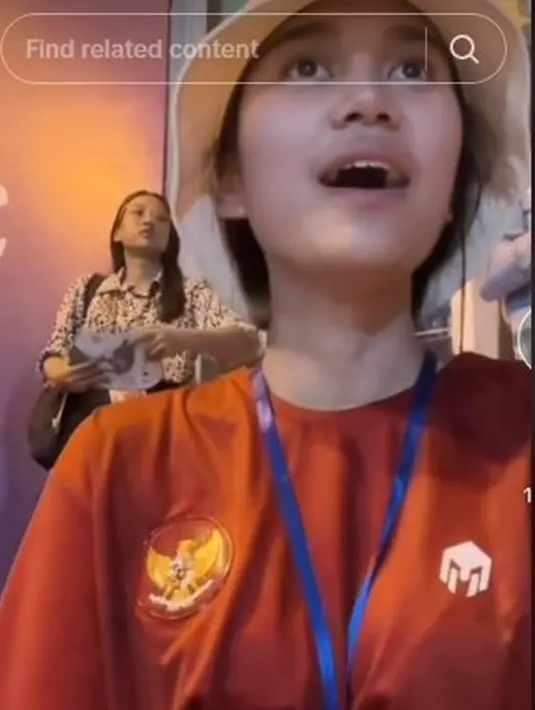 Azizah Salsha mendukung timnas Indonesia khususnya Arhan dengan pakai jersey Indonesia. Ia terlihat tegang dan menikmati jalannya pertandingan Indonesia vs Thailand. Ia berteriak saat Indonesia mencetak gol kemenangan. (Liputan6.com/TikTok/apaaja)