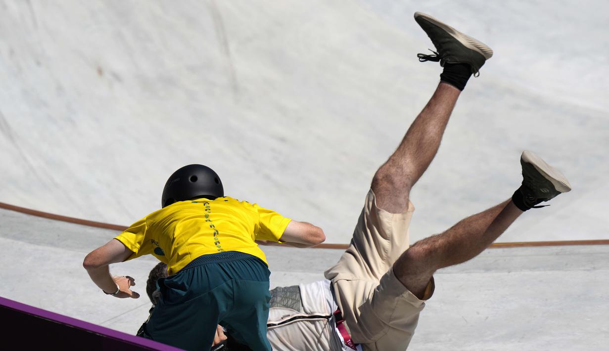 Nahas bagi juru kamera yang mengambil gambar Woolley dari sisi belakang, dia tertabrak hingga terjatuh saat masih memegang kamera. (Foto: AP/Ben Curtis)