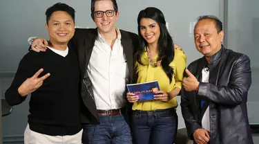 Pendiri sekaligus CEO Path, Dave Morin, saat berfoto bersama tim redaksi Liputan6.com di SCTV Tower, Jakarta, Jumat (5/12/2014). (Liputan6.com/Gautama Adianto)