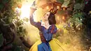 Setting lokasi pemotretan memperkuat nuansa dunia dongeng. Laura difoto di tengah hutan yang menyerupai suasana cerita Snow White, lengkap dengan pencahayaan temaram yang menciptakan kesan misterius sekaligus anggun. Wajahnya yang lembut dan ekspresi yang penuh imajinasi semakin menghidupkan karakter tersebut dalam balutan visual yang modern namun tetap menghormati estetika klasik. (Liputan6.com/IG/@fdphotography90)