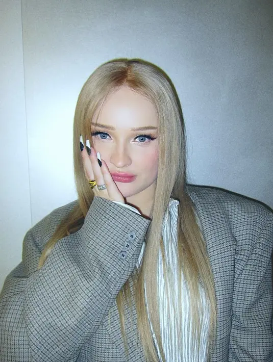 Petras tampil dengan riasan mata eyeliner wings tipis, serta blushon pink. Ia tampil dengan kuku indah uang dicata yin & yang.  (@kimpetras)