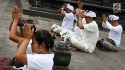 Umat Hindu melakukan sembahyang di komplek Pura Besakih, Rendang, Bali, Minggu (3/12). Komplek Pura Besakih yang masuk dalam zona Kawasan Rawan Bencana (KRB) 3 terlihat sepi dari aktivitas ibadah serta wisatawan. (Liputan6.com/Immanuel Antonius)