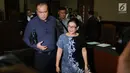 Terdakwa kasus pemberian keterangan palsu di sidang e-KTP, Miryam S Haryani bersama kuasa hukumnya usai menjalani sidang putusan di Pengadilan Tipikor Jakarta, Senin (13/11). Miryam divonis lima tahun penjara. (Liputan6.com/Helmi Fithriansyah)