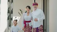 Farah Quinn baru tampil dengan kebaya kutu baru putih dipadukan obi magentanya. Semakin elegan dengan bawahan kain Bali keunguan. @farahquinnofficial