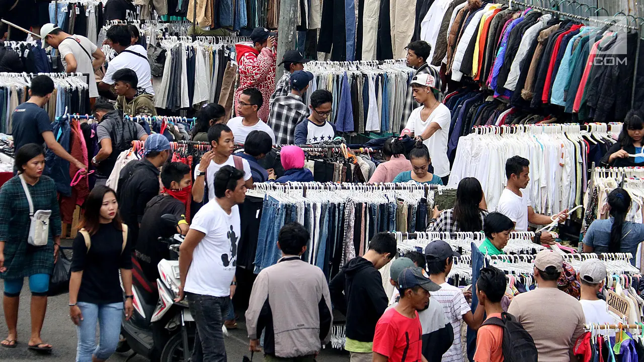 Hari Terakhir Puasa, Warga Berburu Baju Bekas di Senen 