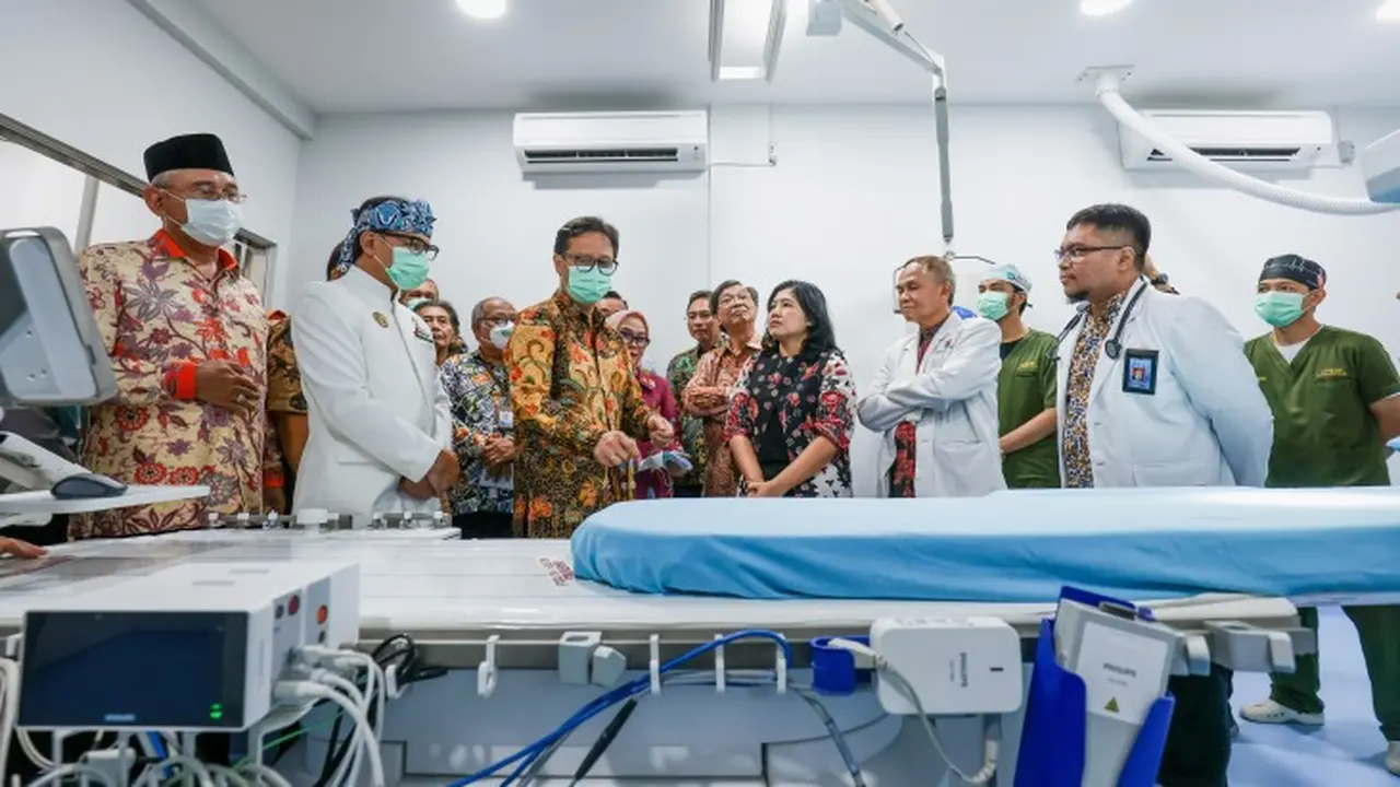 Menteri Kesehatan RI Budi Gunadi Sadikin meresmikan Program Jantung Sumber Kehidupan (JASUKE) RSUD Kota Bogor, Kamis, 28 Desember 2023 sekaligus meresmikan Gedung Blok I & IV, Alat Cathlab, dan TB MDR. (Dok Kementerian Kesehatan RI)
