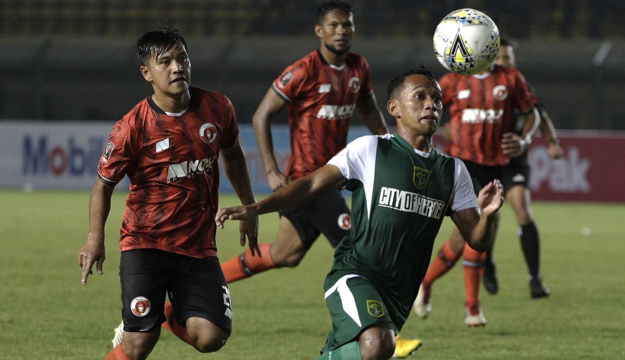 Gelandang Persebaya Surabaya, Irfan Jaya, mengejar bola saat menghadapi Perseru Serui pada laga Piala Presiden 2019 di Stadion Si Jalak Harupat, Bandung, Sabtu (2/3). Persebaya menang 3-2 atas Perseru. (Bola.com/Yoppy Renato)