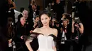 Jennie BLACKPINK juga melakukan debut di Cannes Film Festival 2023. Jennie menghadirkan beberapa tampilan. Yang paling ikonis adalah penampilannya mengenakan gaun off-the-shoulder dari koleksi haute couture Chanel berwarna putih ini, manis membalut tubuh pet.ite Jennie. Foto: Instagram.