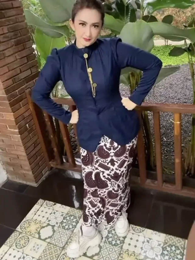 7 Model Kebaya Nafa Urbach, Anggun di Berbagai Momen Spesial