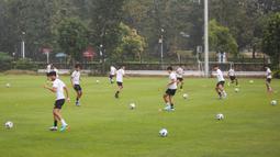 Pemain Timnas Indonesia U-20 melakukan latihan terpusat untuk Piala Asia U-20 2023 yang berlangsung di Lapangan A, Kompleks Stadion Utama Gelora Bung Karno (SUGBK), Jakarta, Rabu (15/02/2023). Skuad berjuluk Garuda Nusantara akan melakukan pertandingan uji coba bertajuk Mini Turnamen 2023 dalam waktu dekat melawan Fiji, Guatemala, dan Selandia Baru pada 16 hingga 22 Februari 2023. (Bola.com/Bagaskara Lazuardi)