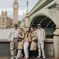 Berlatar Tower Bridge, London, Beby dan keluarga tampil kompak dalam balutan busana bernuansa nude dan earth tone, membuktikan bahwa gaya liburan musim dingin bisa tetap effortless, rapi, dan selaras tanpa terlihat berlebihan. [@bebytsabina].