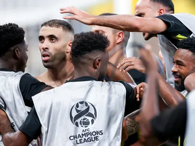Pemain Al Ittihad merayakan gol kemenangan yang dicetak oleh Abderazak Hamdallah (kedua kiri) pada laga Grup C Liga Champions Asia 2023 melawan Al Quwa Al Jawiya di King Abdullah Sports City, Selasa (24/10/2023) dini hari WIB. (AFP)