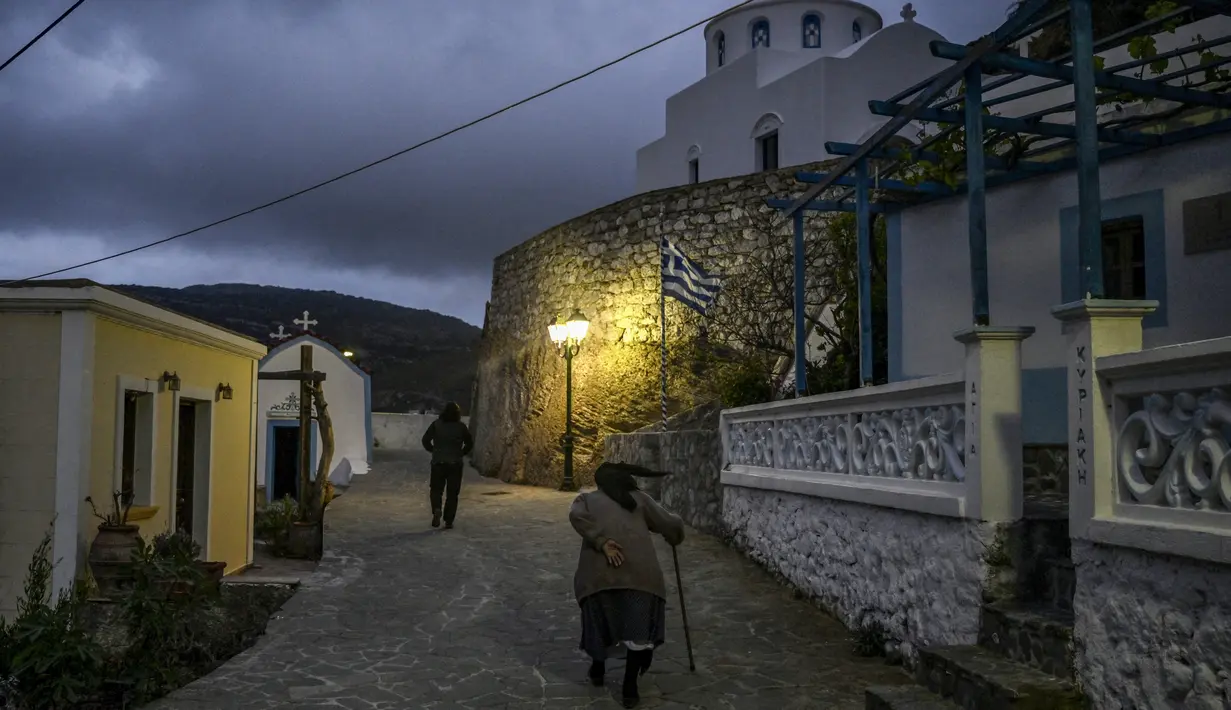 Berbeda dengan kebanyakan masyarakat Yunani yang patriarkis, para wanita di Olympos memainkan peran penting dalam kehidupan desa. (Louisa GOULIAMAKI / AFP)