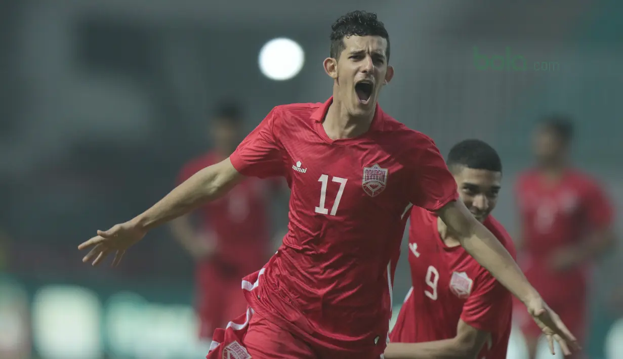 Pemain Bahrain U-23, Jasim Alsalama merayakan golnya ke gawang Korea Utara U-23 pada laga PSSI Anniversary Cup 2018 di Stadion Pakansari, Bogor, (03/5/2018). Bahrain menang 4-1. (Bola.com/Nick Hanoatubun)