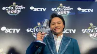 Rizky Febian menerima piala untuk kategori Penyanyi Solo Pria Paling Ngetop di SCTV Music Awards 2023