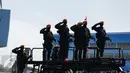 Sejumlah pasukan khusus (Paskhas) TNI memberi hormat saat melakukan defile pada gladi HUT TNI di Taxi Way Skuadron Udara Bandara Halim Perdanakusumah, Jakarta, Minggu (9/4). (Liputan6.com/Faizal Fanani)