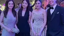 Syifa Hadju tampil anggun dalam strapless gown berwarna putih dengan detail salur mutiara yang menghadirkan kesan klasik dan elegan. Ia hadir bersama kekasihnya, El Rumi, yang memilih setelan jas hitam dipadukan dengan kemeja putih dan dasi kupu-kupu hitam, menciptakan tampilan couple yang timeless dan sophisticated. [@cuttaryofficial].