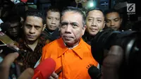 Gubernur Aceh, Irwandi Yusuf mengenakan rompi tahanan oranye seusai menjalani pemeriksaan di gedung KPK, Jakarta, Kamis (5/7). KPK resmi menahan Irwandi Yusuf setelah ditetapkan sebagai tersangka kasus suap ijon proyek di Aceh. (Merdeka.com/Dwi Narwoko)