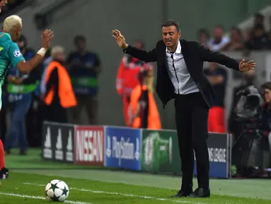 Pelatih Barcelona, Luis Enrique (kanan) bergaya mirip Neymar dipinggir lapangan saat menyaksikan duel timnya melawan Borussia Moenchengladbach pada liga Champions di Borussia Park, Jerman (Kamis (29/9/2016) dini hari WIB. (AFP/Patrik Stollarz)