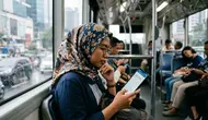 7 Cara Mengenali Orang Cerdas dari HPnya, Kebiasaan Kecil yang Bicara Banyak