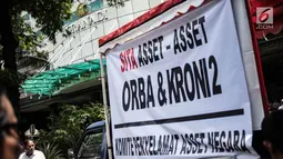 Massa yang tergabung dalam Komite Penyelamat Asset Negara membentangkan spanduk di Gedung Granadi, Jakarta, Senin (17/12). Mereka menuntut penyitaan sejumlah aset milik Yayasan Supersemar, termasuk Gedung Granadi. (Liputan6.com/Faizal Fanani)