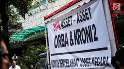Massa yang tergabung dalam Komite Penyelamat Asset Negara membentangkan spanduk di Gedung Granadi, Jakarta, Senin (17/12). Mereka menuntut penyitaan sejumlah aset milik Yayasan Supersemar, termasuk Gedung Granadi. (Liputan6.com/Faizal Fanani)