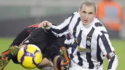 Duel antara bek Juventus Giorgio Chiellini (kanan) dengan gelandang AC Milan Gennaro Ivan Gattuso dalam lanjutan Serie A di Olimpic Stadium, Turin, 10 Januari 2010. AFP PHOTO / Damien Meyer