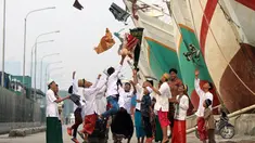 Umat Muslim merayakan Idul Fitri 1435 H di Pelabuhan Sunda Kelapa, Jakarta, Senin (28/7/14). (Liputan6.com/Miftahul Hayat)
