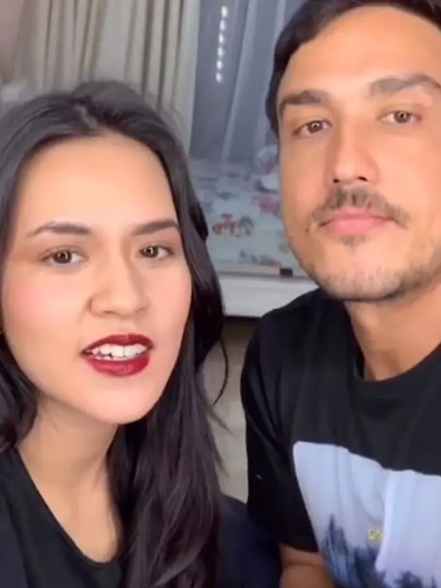 Isi Waktu Luang di Rumah, Ini 6 Aksi Kocak Hamish Daud Jadi Makeup Artis Raisa