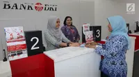 Teller Bank DKI sedang melayani nasabah pada Hari Batik Nasional di cabang Jakarta Pusat (02/10). Bank yang memiliki 236 kantor layanan menginstrusikan seluruh karyawan mengenakan baju batik. (Liputan6.com/Pool)