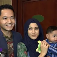 Dude Harlino tidak merayakan malam tahun baru secara besar-besaran. Menurutnya, yang harus diambil adalah makna dari malam tahun baru tersebut, bukan hanya sekedar perayaan saja.