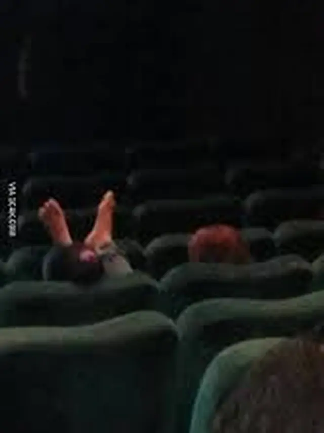 6 Kelakuan Orang saat di Bioskop Ini Banyak Tingkah, Curi Perhatian
