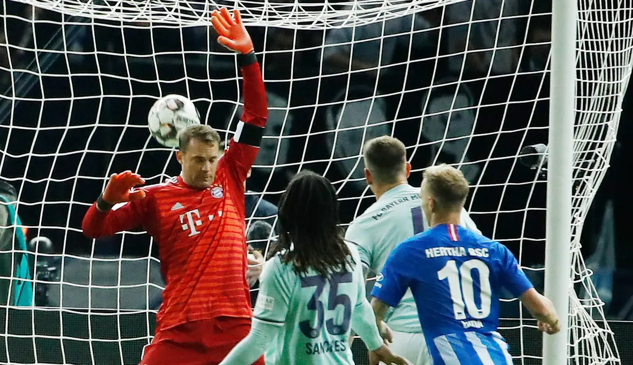 Kiper Bayern Munich, Manuel Neuer, gagal menghalau bola yang masuk ke gawangnya pada laga Bundesliga di Olympiastadion, Berlin, Sabtu (29/8/2018). Hertha Berlin menang 2-0 atas Bayern Munich. (AFP/Odd Andersen)