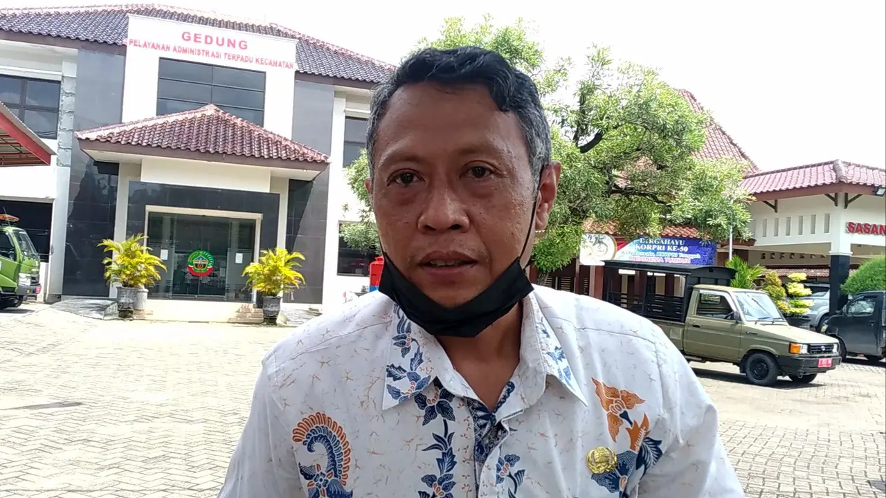 Camat Cepu, Bambang Soegiyatno ketika diwawancarai awak media. (Liputan6.com/Ahmad Adirin)
